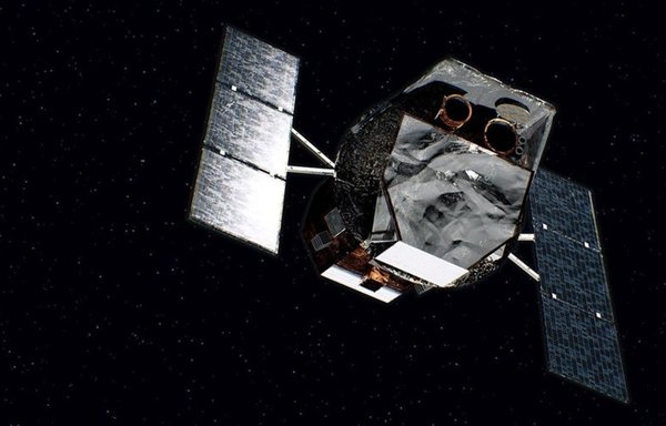 NASA's Swift space telescope is falling toward Earth. Can a robotic rescue mission save it?